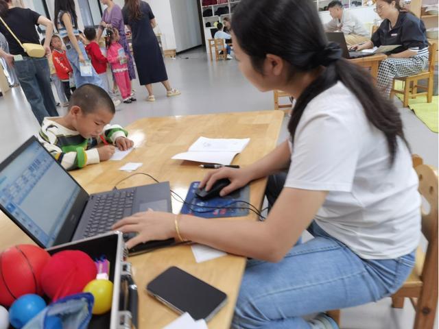 大观镇中心幼儿园联合南溪区妇幼保健院开展儿童健康惠民体检活动